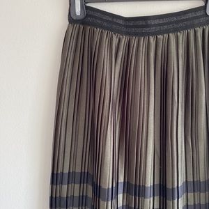 Zara dark green pleated skirt with black detailing